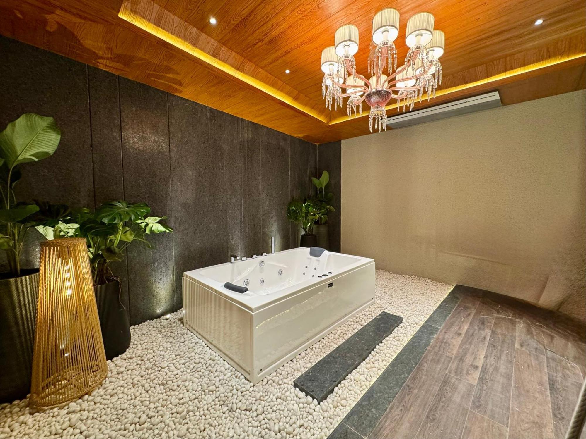 Leela Resort, The Exotic Boutique Hotel - Pure Veg マハバレシュワール エクステリア 写真