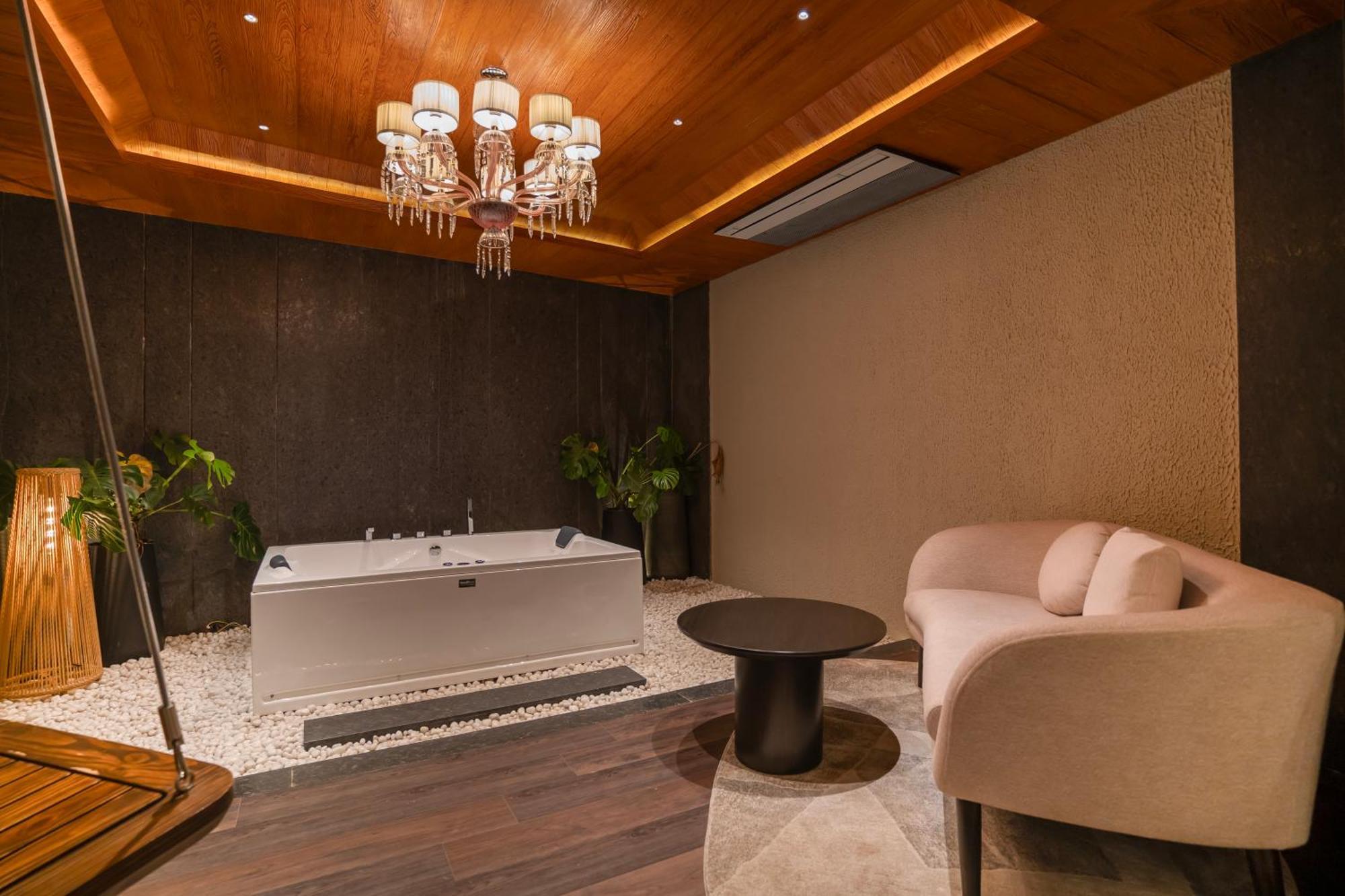 Leela Resort, The Exotic Boutique Hotel - Pure Veg マハバレシュワール エクステリア 写真