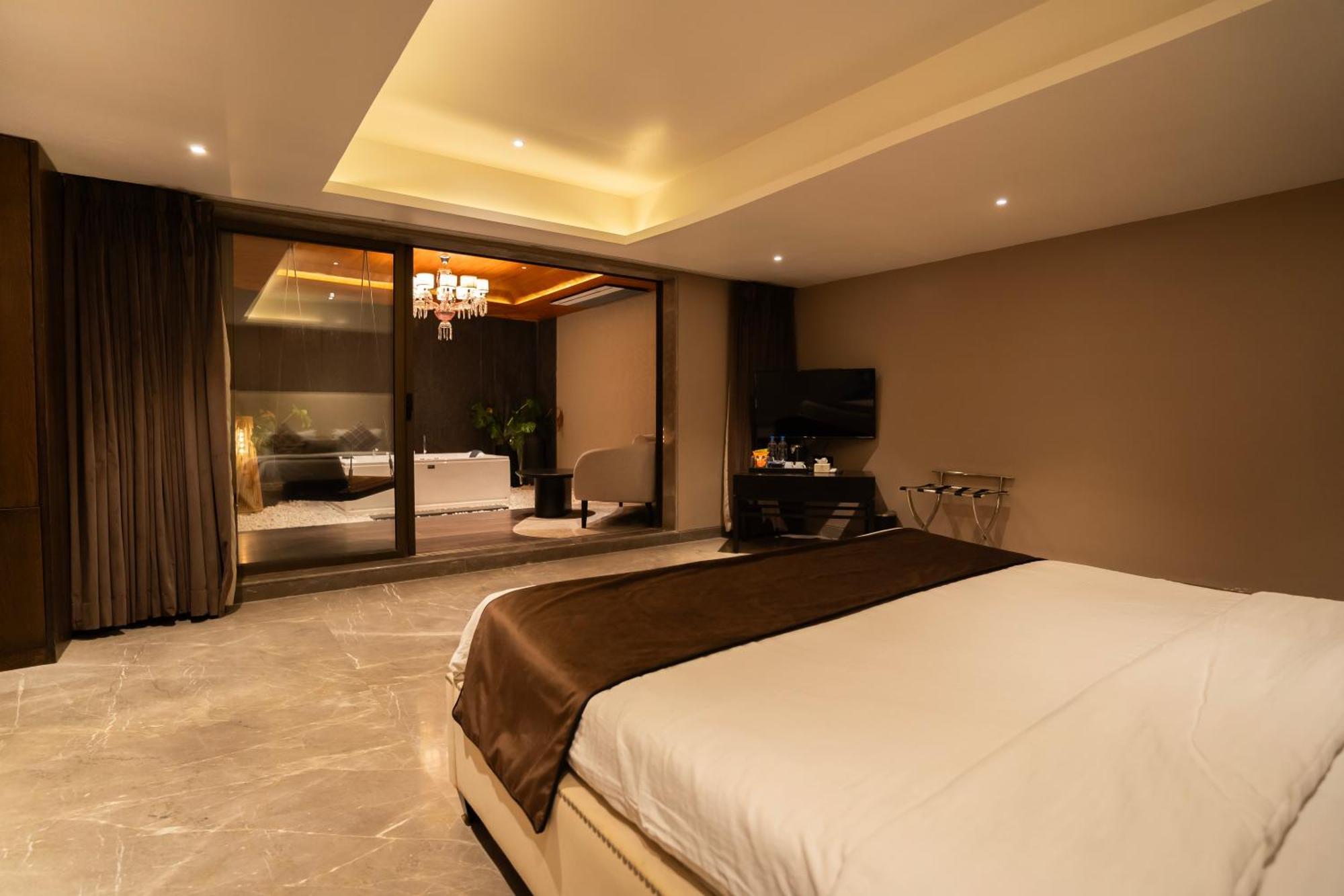 Leela Resort, The Exotic Boutique Hotel - Pure Veg マハバレシュワール エクステリア 写真